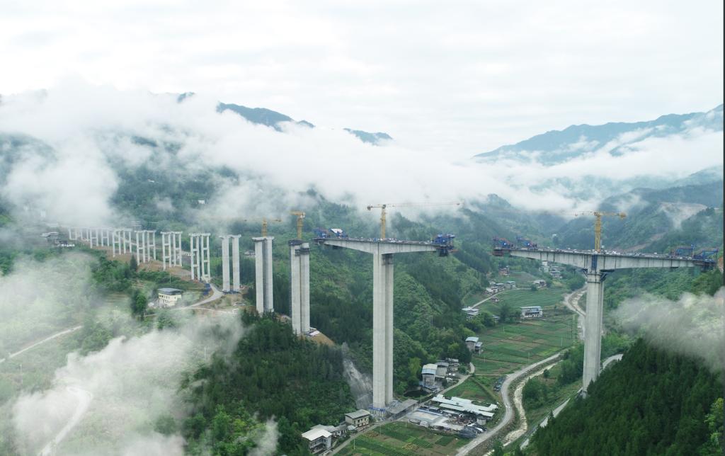 建设中的巫云开高速。重庆高速集团供图