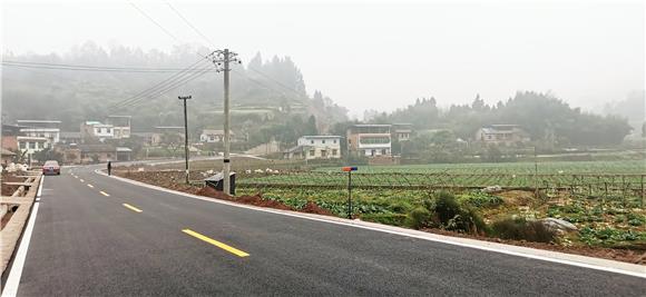 新公路连通了蔬菜基地。通讯员 赵武强 摄