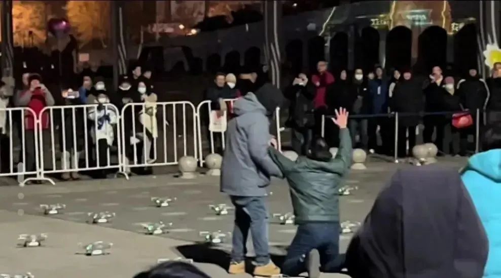 无人机表演取消主办方下跪道歉？多方回应2
