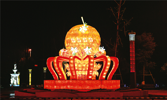 位于城南故津广场的“春橙迎宾、花果同枝”灯饰景观。记者 朱书灵 摄