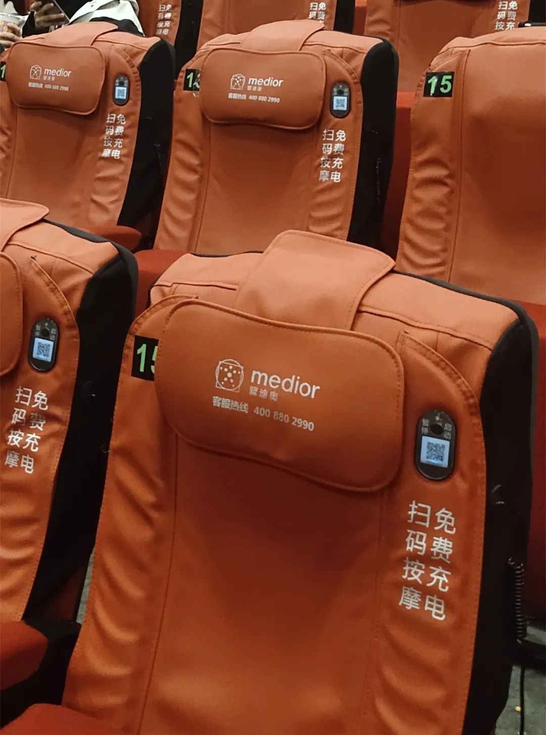 宁波多家影厅“好位置”出现共享按摩椅，消费者吐槽：吃相太难看1