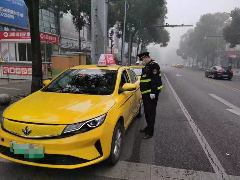 于某没有从业资格证跑出租车被查。重庆交通执法部门供图