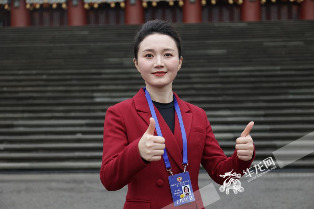 1、重庆市政协六届二次会议开幕上的手语主播杨小娟。华龙网记者 罗杰摄