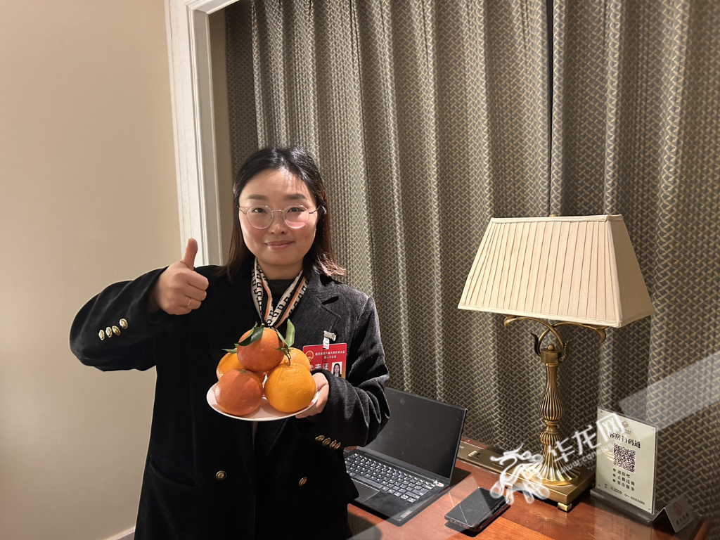 市人大代表游莉带来了村民种的橙子。