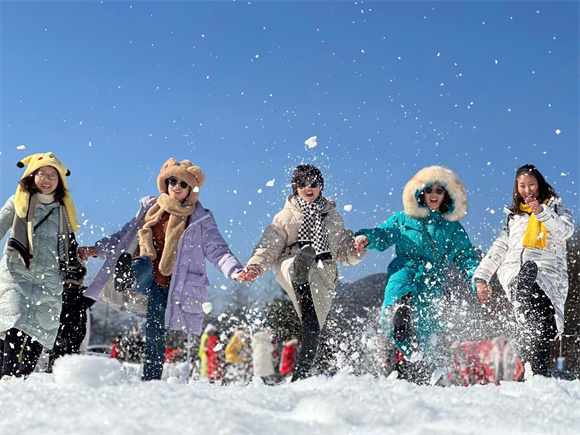 游客在巫溪红池坝戏雪。巫溪县文旅委供图 华龙网发
