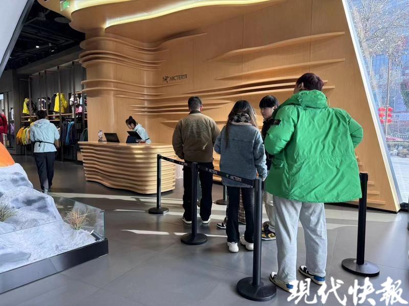 始祖鸟冲锋衣被炒至1.5万元，母公司融资上市却为还债2