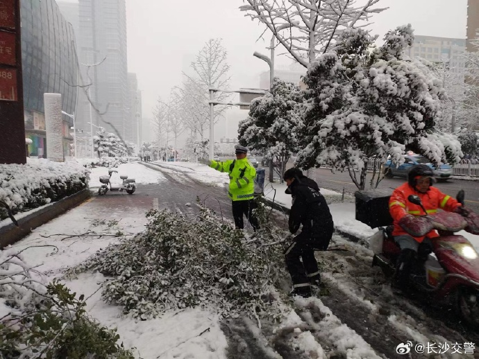 暴雪下的长沙打工人:打车排108人、历时两小时、笑着迟到9