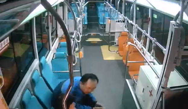 公交驾驶员黄黎路在车上陪着小女孩。视频截图