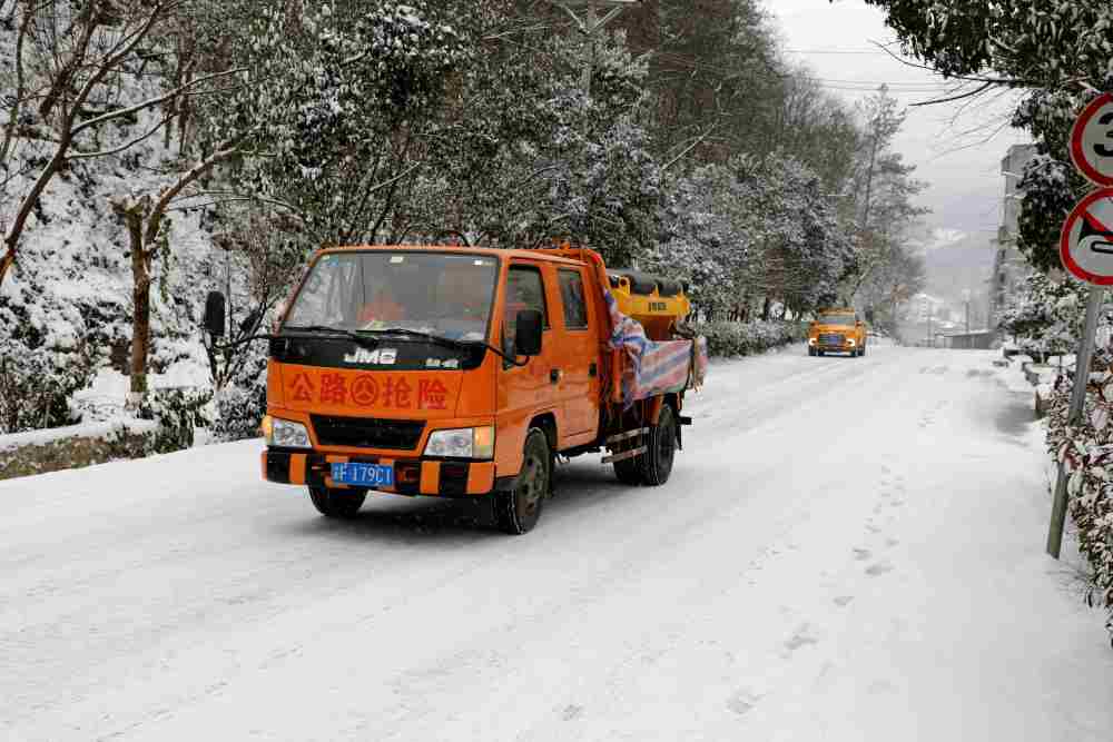 巫山12小时降雪量4毫米以上 公路养护人员撒盐融雪保畅3