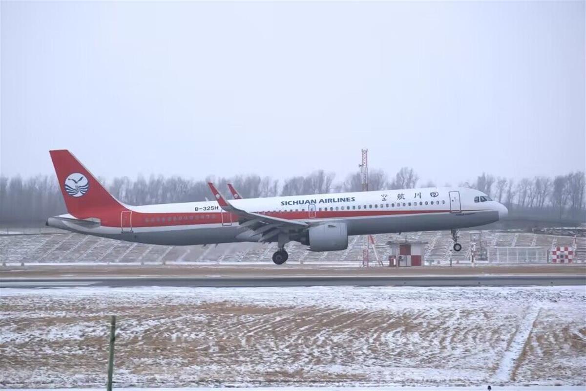 川航一客机发动机空中喷火，盘旋2小时后安全返航，川航：无乘客受伤2