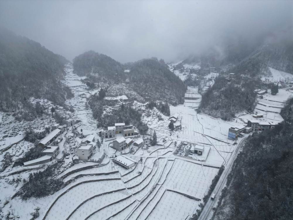 巫山12小时降雪量4毫米以上 公路养护人员撒盐融雪保畅1