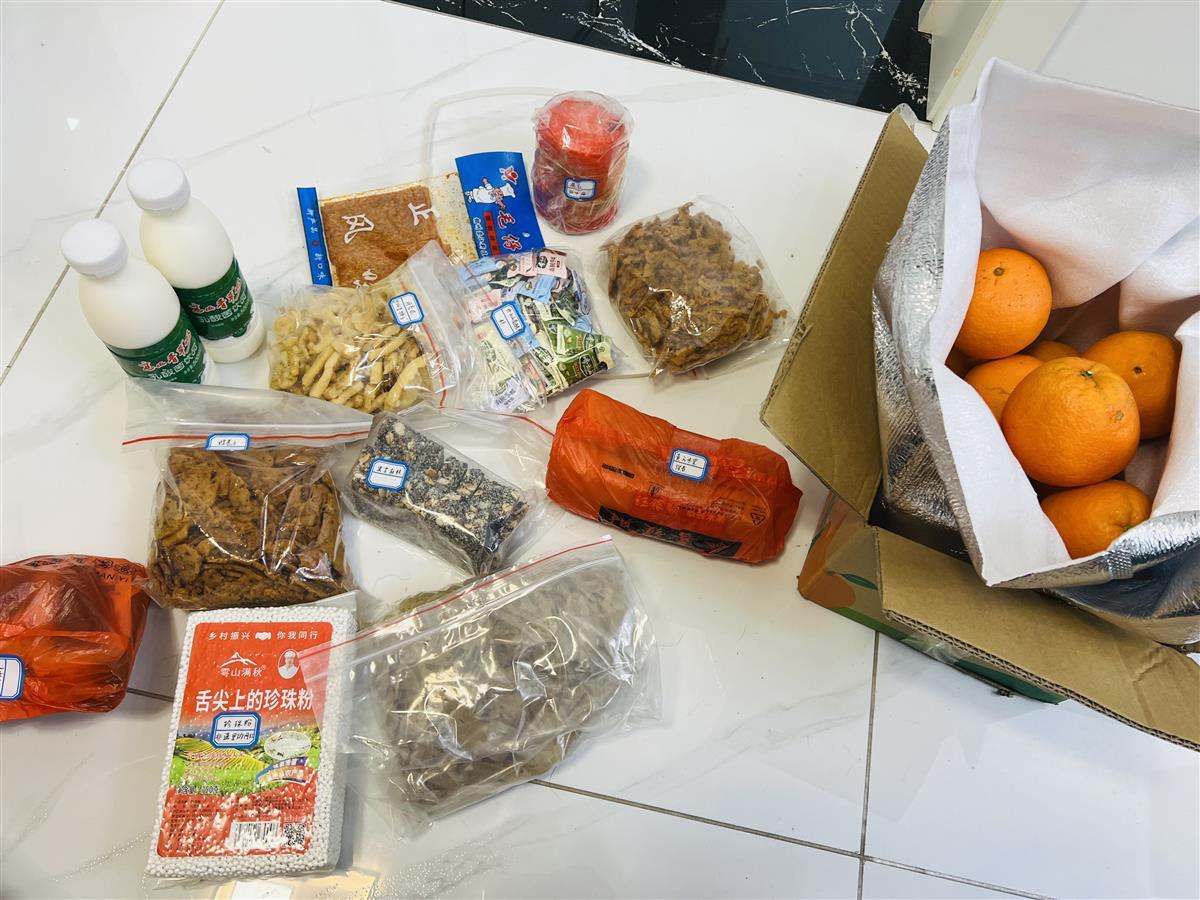 哈尔滨小哥招待南方游客后收到两大箱特产，感动落泪2