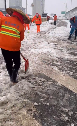 暴雪下的长沙打工人:打车排108人、历时两小时、笑着迟到6