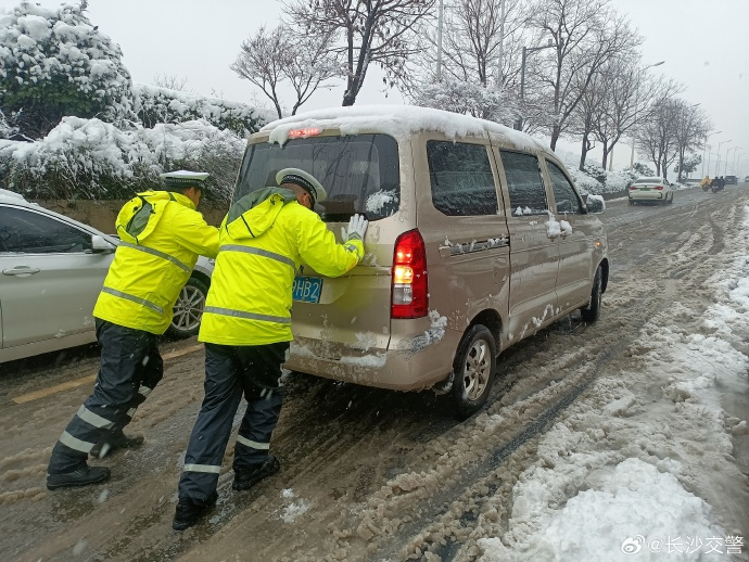 暴雪下的长沙打工人:打车排108人、历时两小时、笑着迟到7