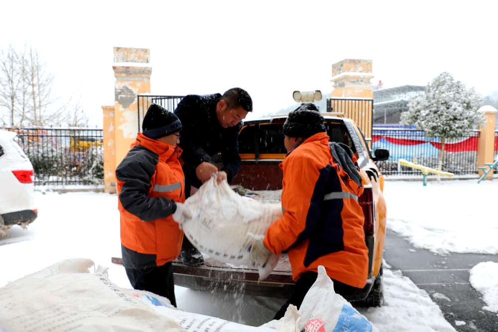 巫山12小时降雪量4毫米以上 公路养护人员撒盐融雪保畅2