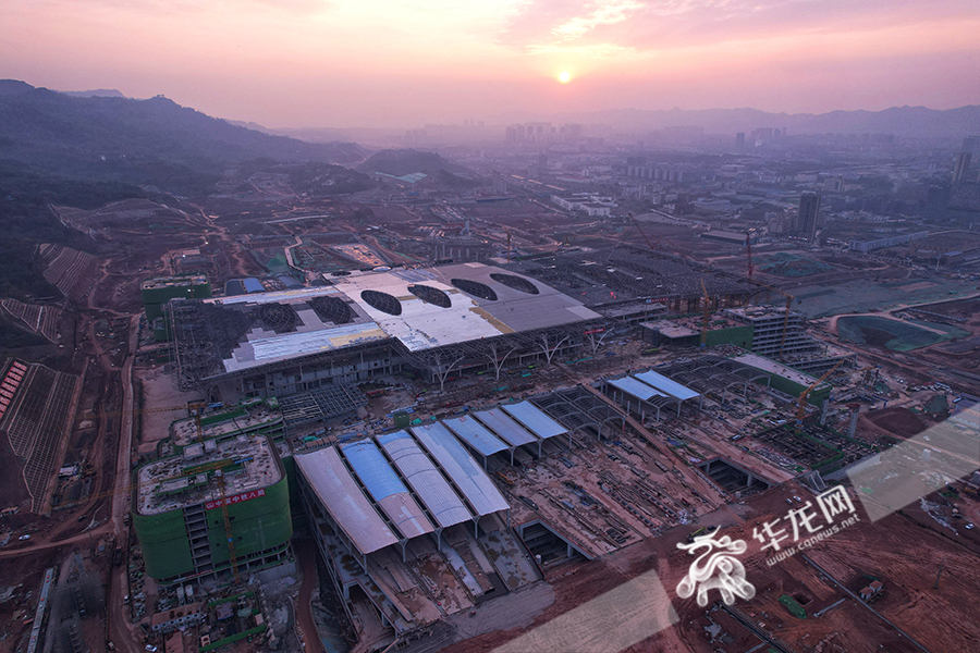 03目前，重庆东站站前片区开发也在加速呈现，平场土石方工程已完工。华龙网记者 张质 摄