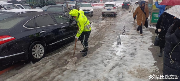 暴雪下的长沙打工人:打车排108人、历时两小时、笑着迟到8