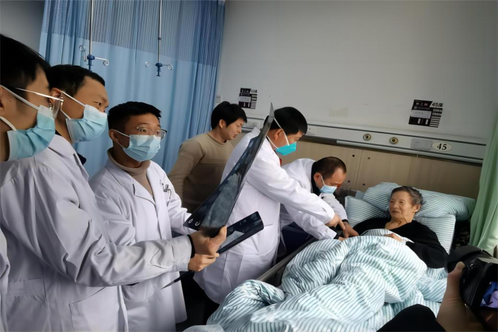 陆军军医大学第二附属医院杨辉团队一行赴云阳县中医院开展临床业务指导、科研帮扶。重庆市人力社保局 供图