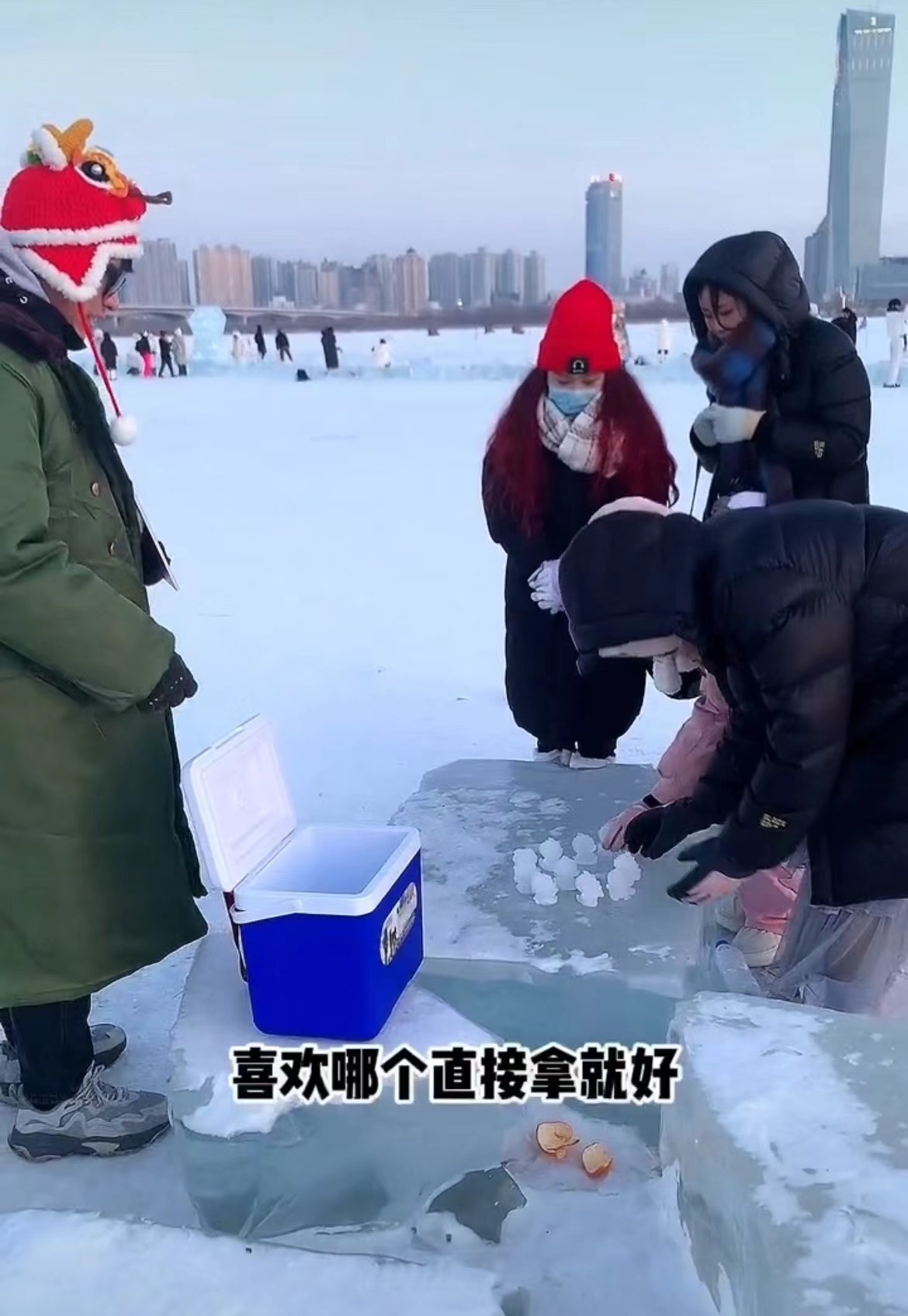 哈尔滨市民制作龙型冰雕免费送游客，当事人：南北游客无差别赠送1