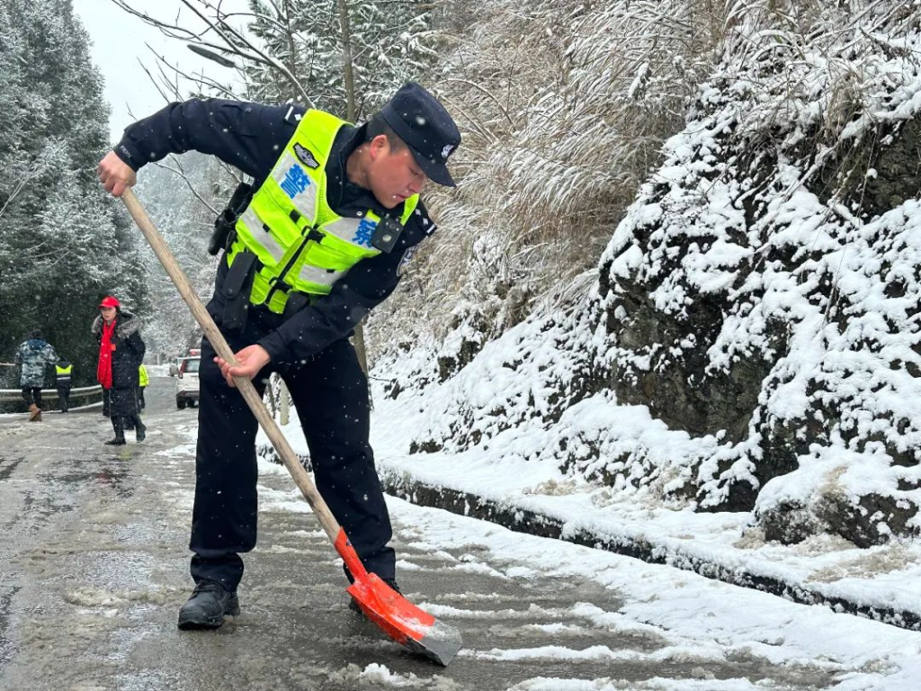 民警正在除雪。警方供图
