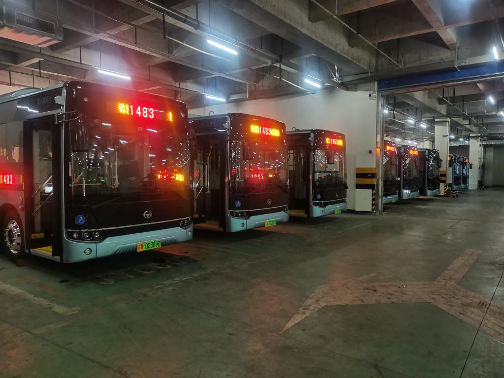 明起28台新能源车投入运营。重庆西部公交供图