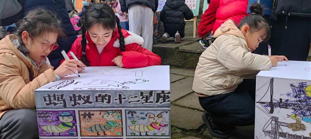 孩子们正在绘画。华龙网记者 李天春 摄
