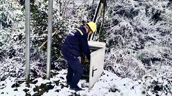 重庆移动网络维护人员在光交箱检修光缆线路。重庆移动供图  华龙网发