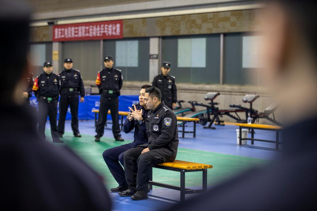 警务实战教官向参训民警讲解徒手控制技巧。受访者供图