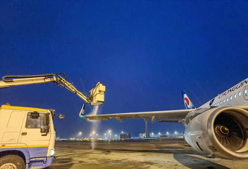 重庆航空今冬首次开展航空器除冰。重庆航空供图