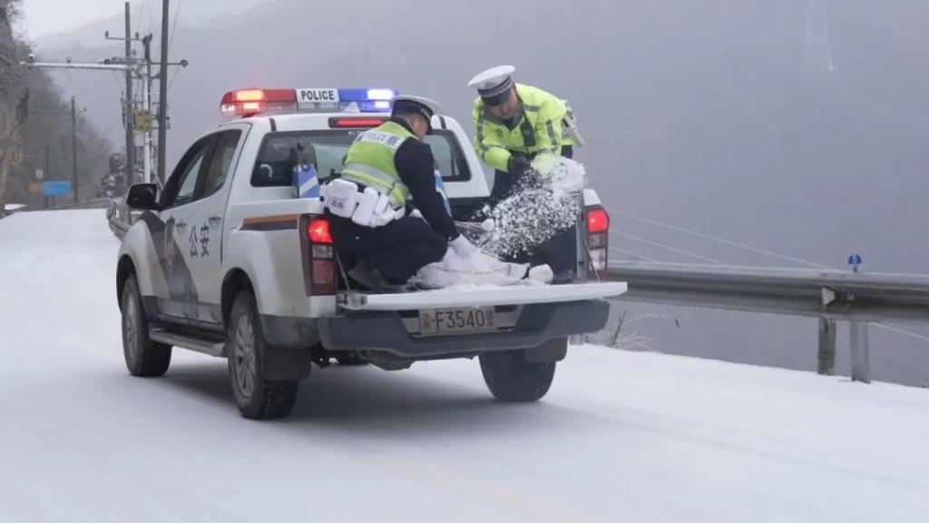 巫溪交巡警在结冰路段撒盐除雪。警方供图