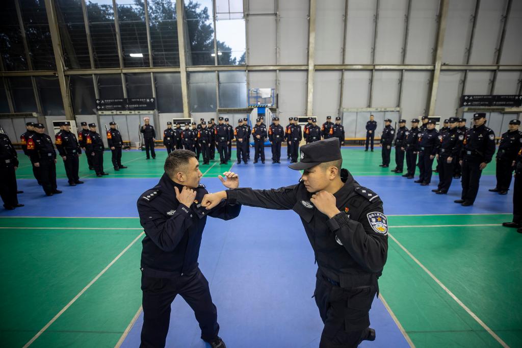警务实战教官向参训民警演示技能要点。受访者供图