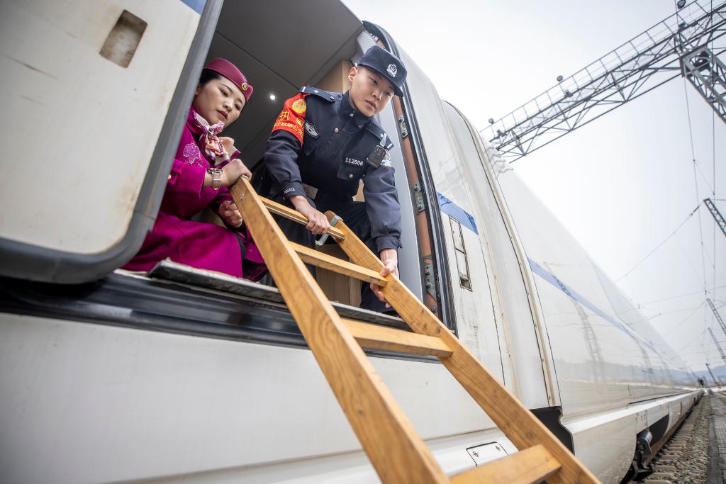 列车乘警和乘务员放置应急梯。受访者供图