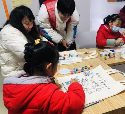 孩子们用五彩斑斓的画笔在环保袋上描绘出对环保的理解与愿景。