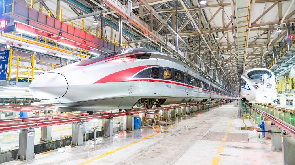 重庆车辆段重庆西动车所检修库已检修完毕的复兴号列车。