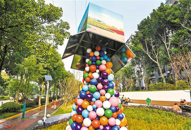 Various creative sculptures in the pocket park in Wangjiabao neighborhood, Caijiagang Sub-district, Beibei District. (File photo, by Wan Nan / Visual Chongqing)