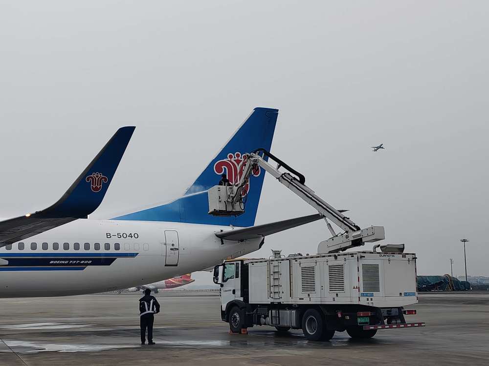 降温了为何要给飞机“洗澡”？ 重庆航空今冬首次开展航空器除冰3