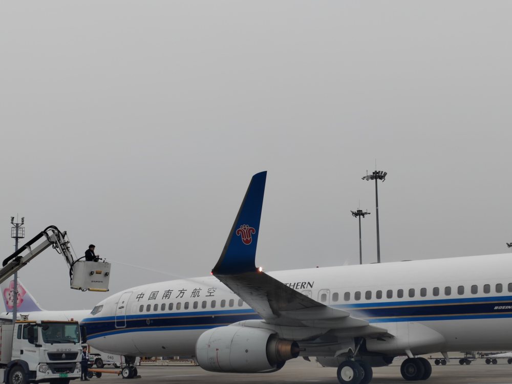 降温了为何要给飞机“洗澡”？ 重庆航空今冬首次开展航空器除冰2