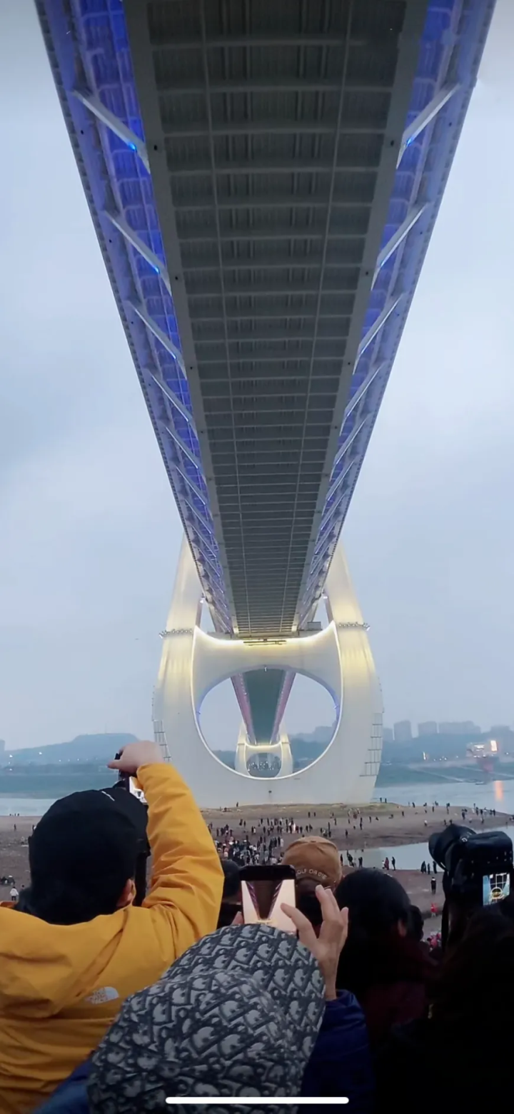 巴南：白居寺长江大桥七天变“景区”