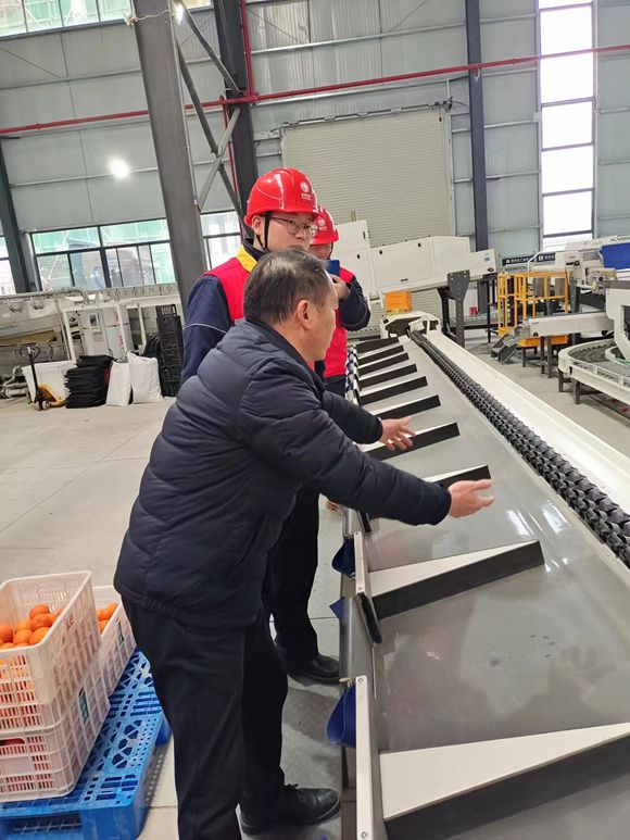 巫山荣科公司向电力工人介绍新购置分拣生产线 国网重庆市巫山电力公司供图