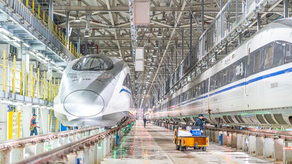 重庆车辆段重庆西动车所检修库已检修完毕的和谐号列车。
