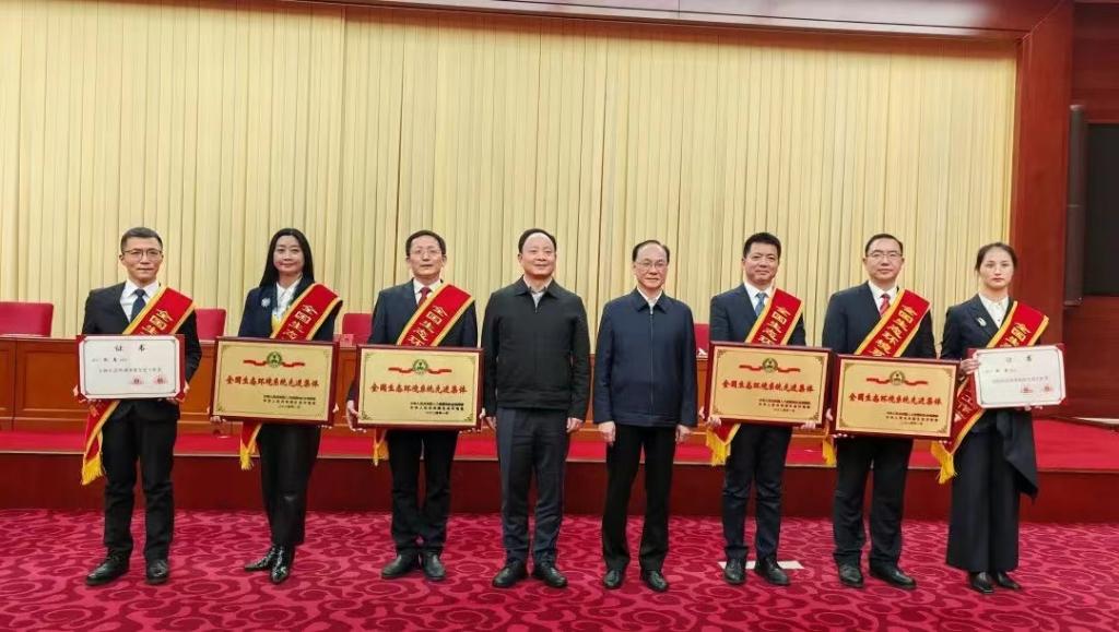 获得表彰的先进集体代表及个人。重庆市生态环境局供图