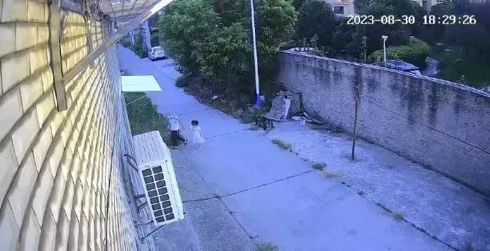 未满12岁男孩杀害4岁女童案撤案，女童父亲：无法接受！