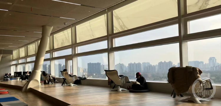 上海图书馆东馆一把躺椅数万元？回应：芬兰品牌，不清楚价格3