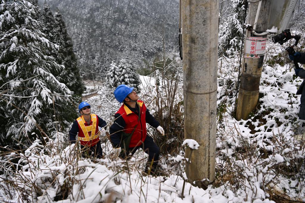 风雪过后，电力员工对电力设备进行巡视。通讯员 向江 摄