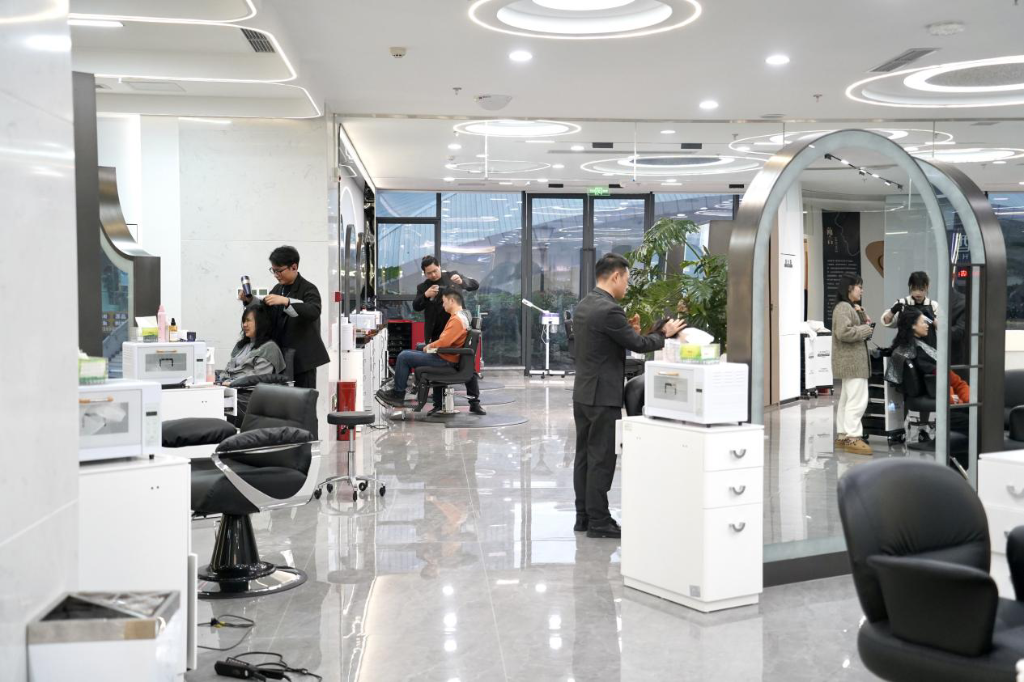 理发师们正在给客人服务。重庆市人力社保局 供图