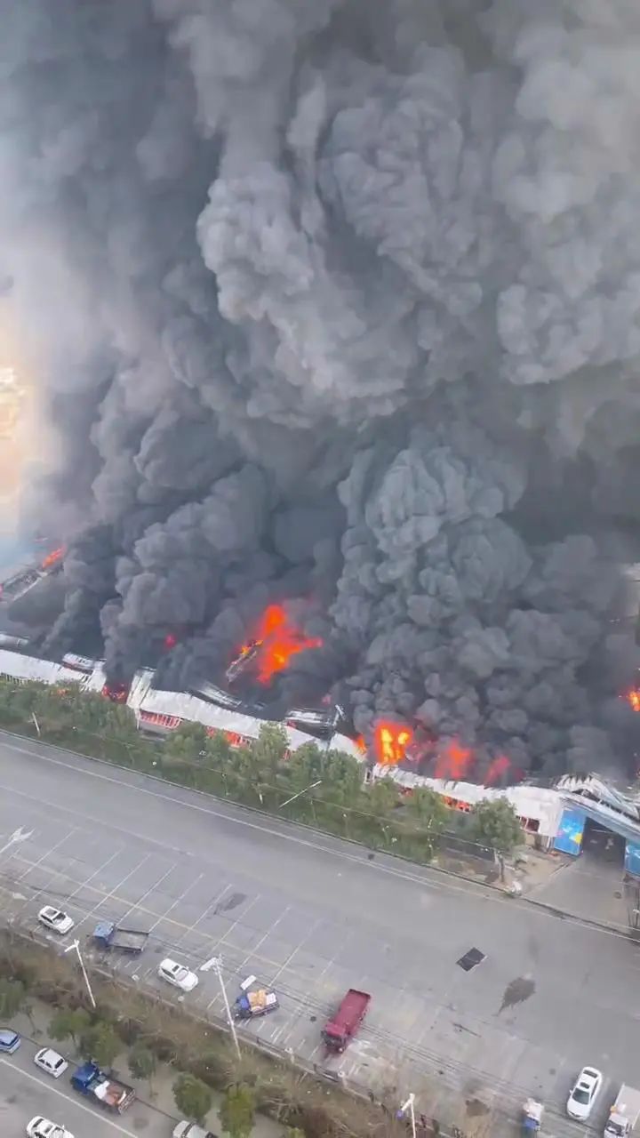 河南驻马店一物流园起火，当地回应：暂不清楚有无人员伤亡1