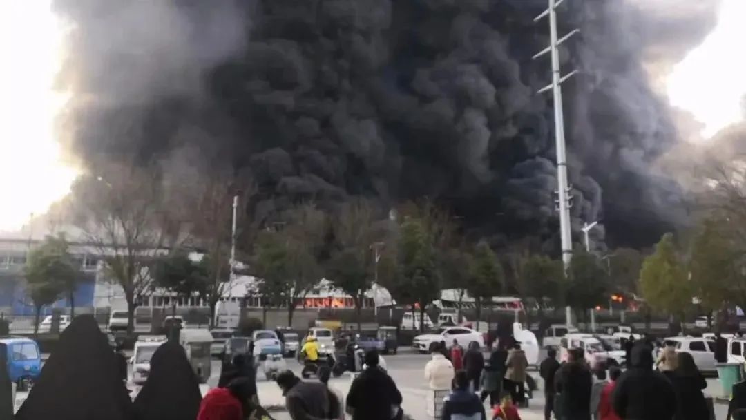 河南驻马店一物流园起火，当地回应：暂不清楚有无人员伤亡2
