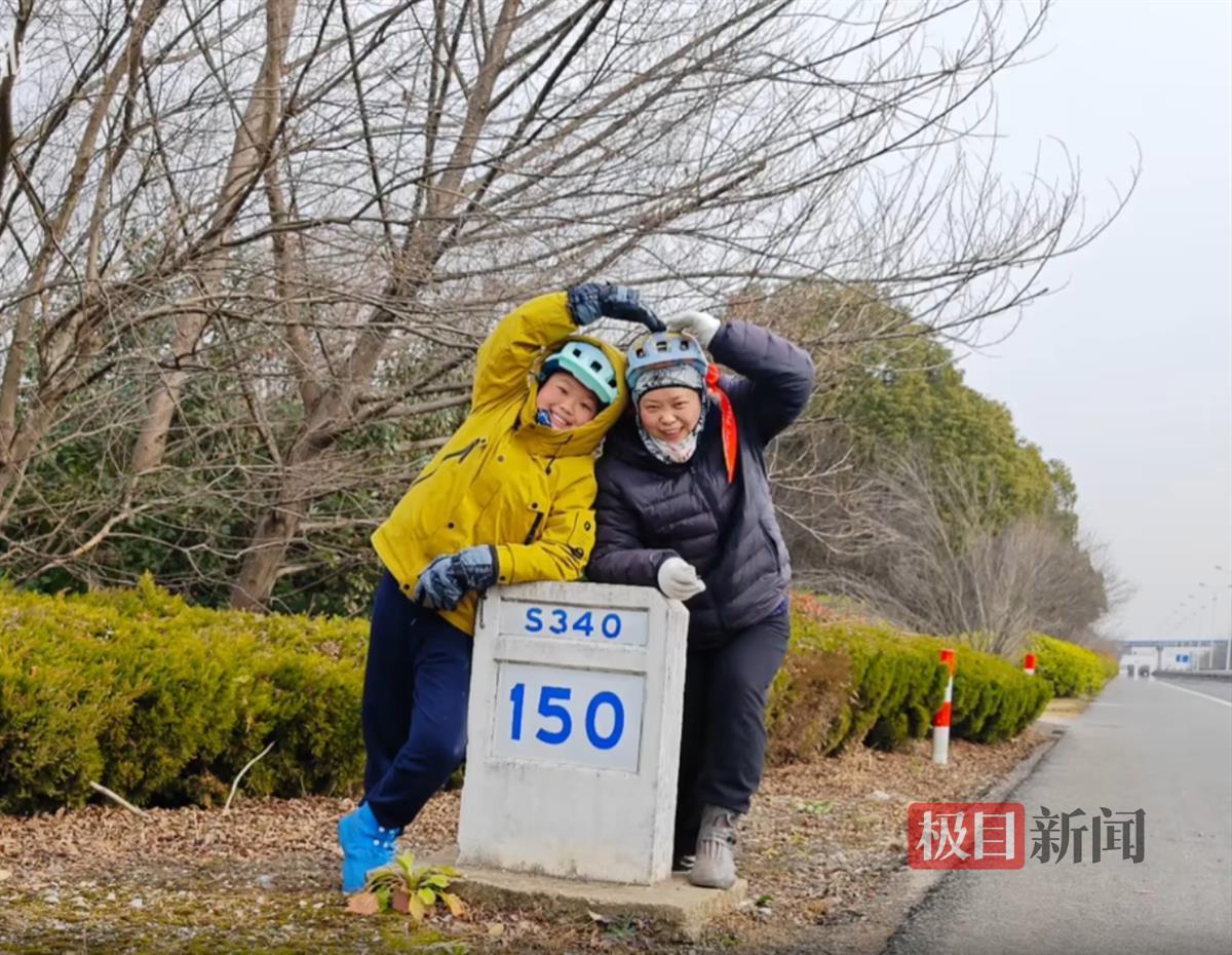 一对母子从上海骑行700公里回湖北过年，气温4摄氏度在路边露营1