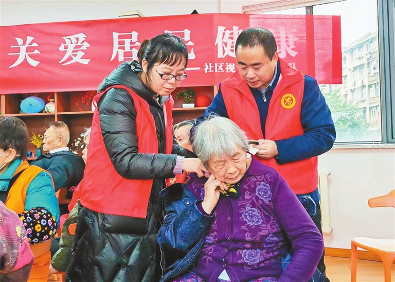 志愿者为颈肩腰腿痛的老人进行调理。 记者 姚延洋 摄