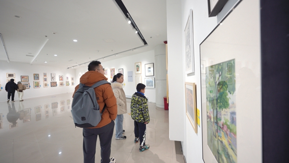 走進展廳,重慶日報記者看見這些作品涵蓋油畫,國畫,版畫,雕塑,水彩畫